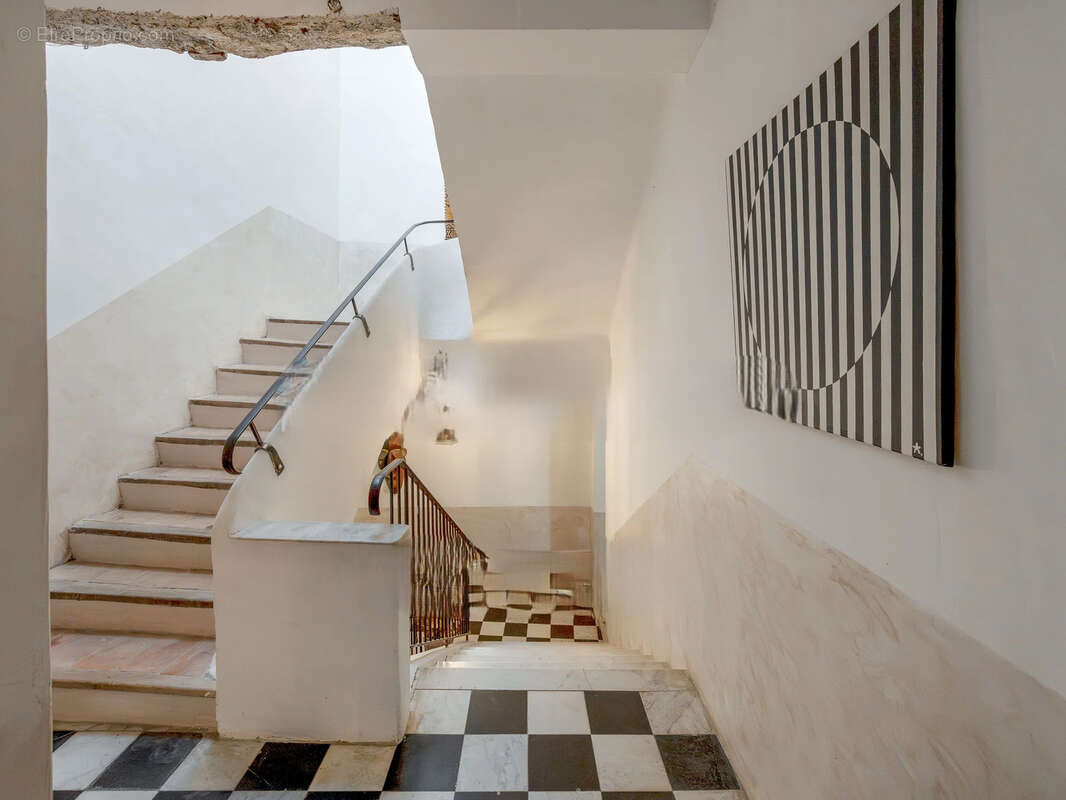 ALLEINS, maison de caractère de 350 m2, piscine, garage - photo 24