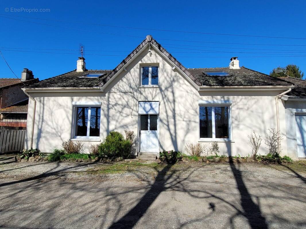 Maison à SAINT-LEONARD-DE-NOBLAT