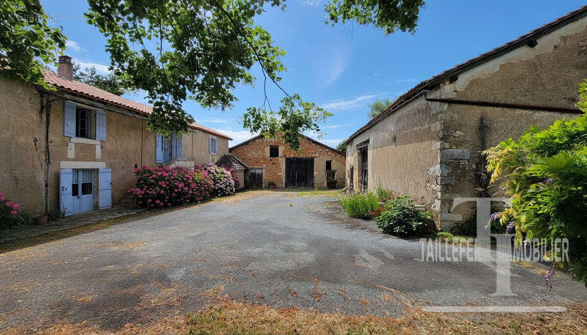 Maison 136 m² à Mainzac  - photo 3