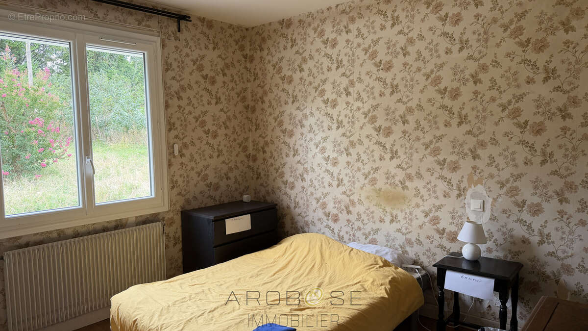 Maison de plain pied avec jardin autour . - photo 8