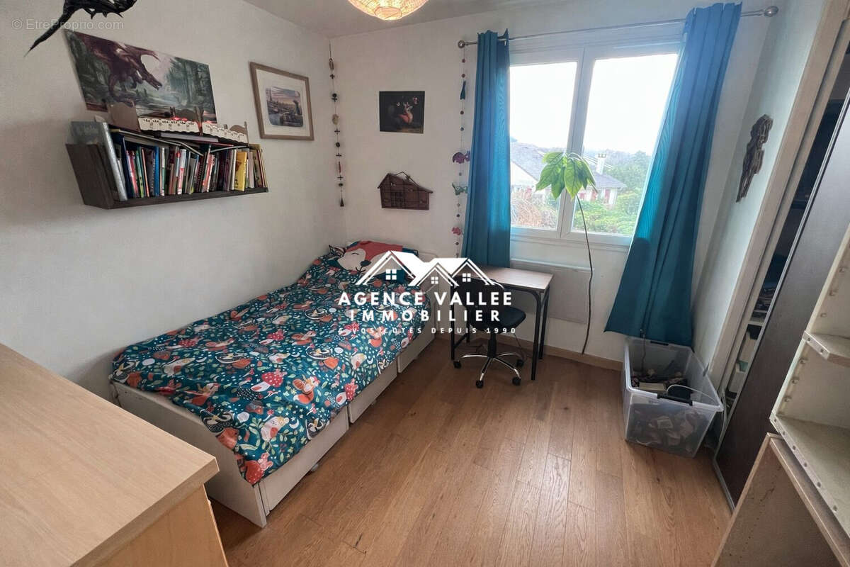 Chambre avec placard - Maison à SAINT-GERMAIN-LES-CORBEIL