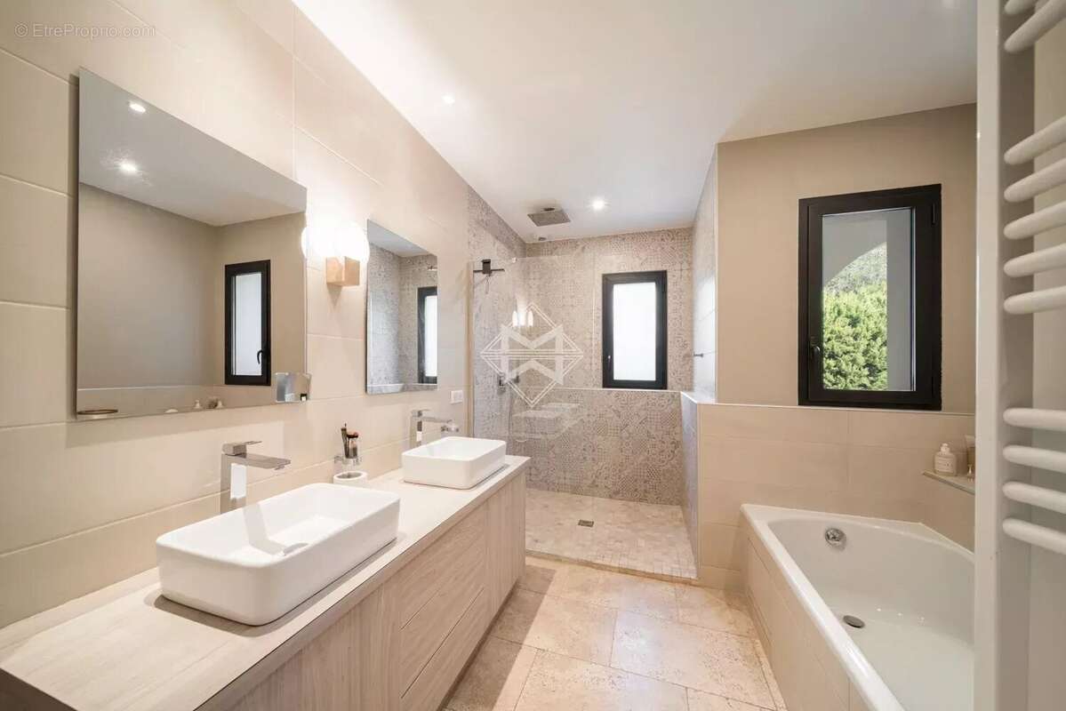 Maison à ROQUEFORT-LES-PINS