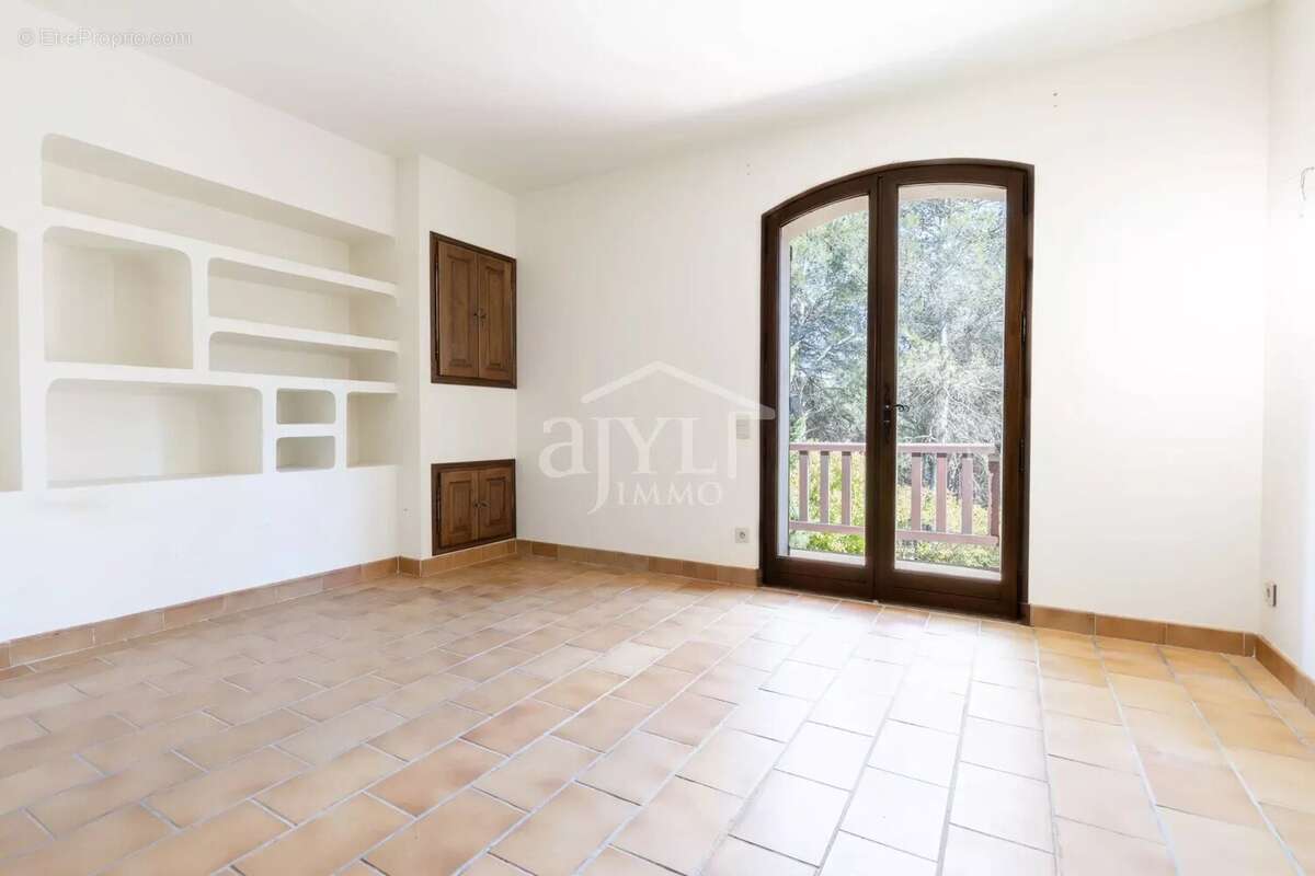 Maison 6 pièces – 182 m² sur 1 HA de terrain clos – Vue dominante – Rognes - photo 7