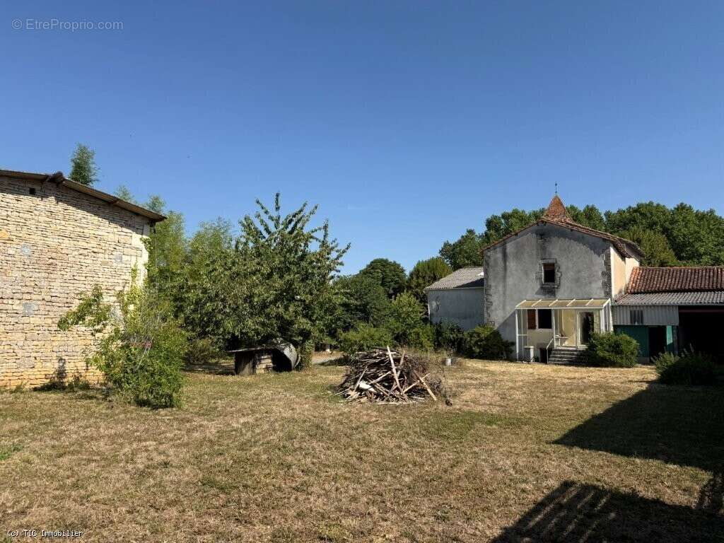 Maison de Village A Rénover Sur 1683m² - photo 3