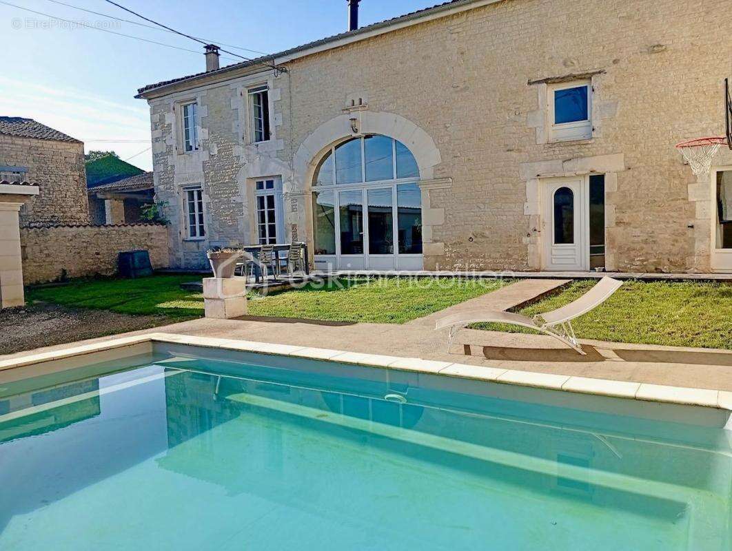  Charentaise de charme avec piscine et prestations haut de gamme – 217 m²  - photo 14