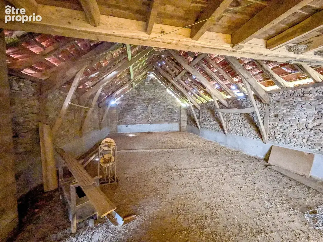 Un joyau rural — ferme, appartement, granges et 1,6 hectare. - photo 10