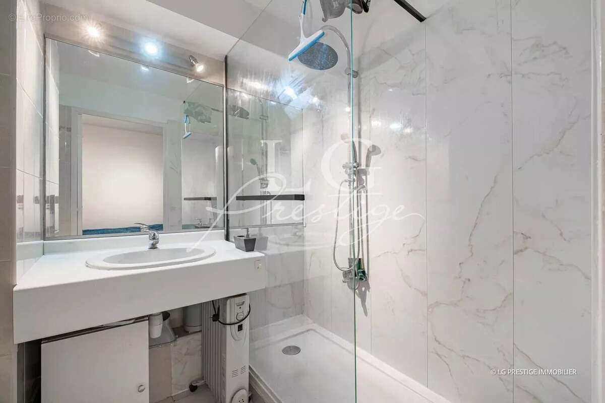 Vue degagee sur verdure et piscine - photo 7