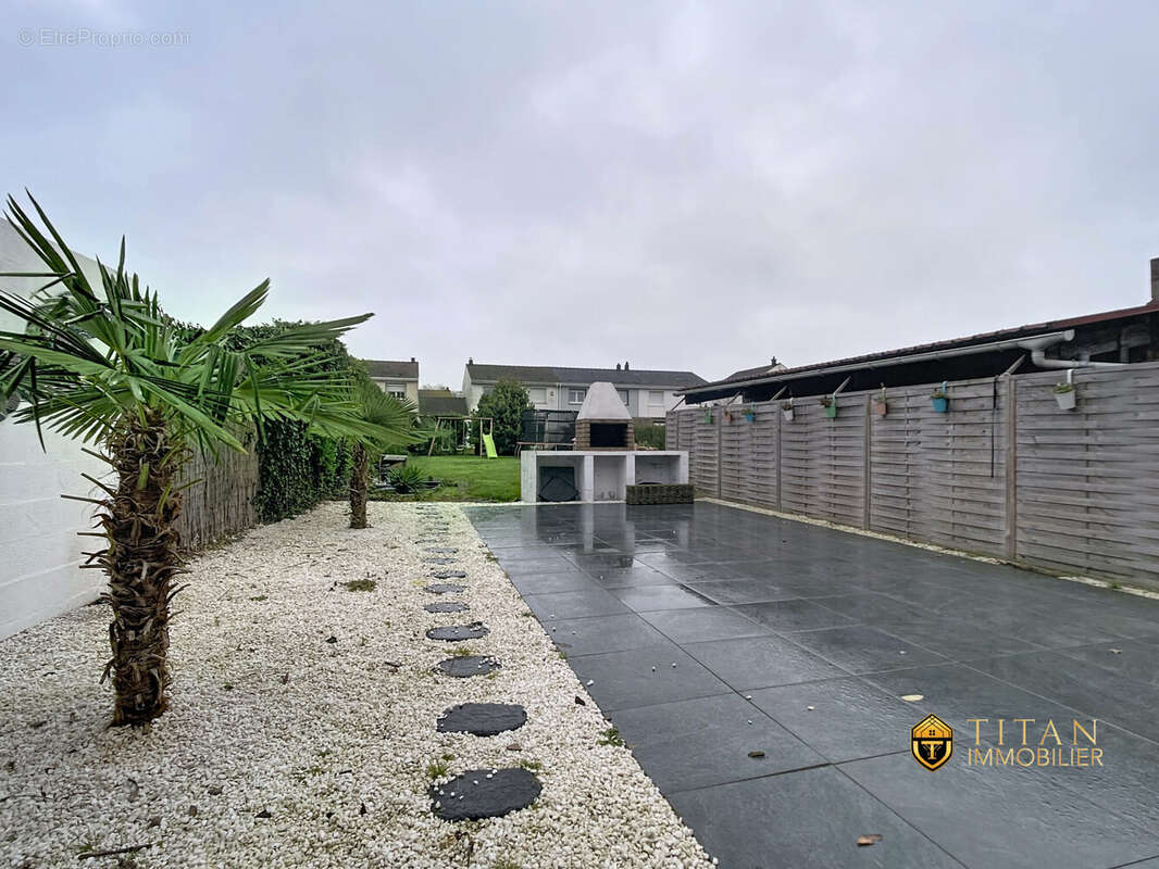 En Exclusivité : Maison semi-individuelle, 3 chambres, grand jardin avec terrasse, garage et places de stationnements. Titan immobilier - Maison à DUNKERQUE