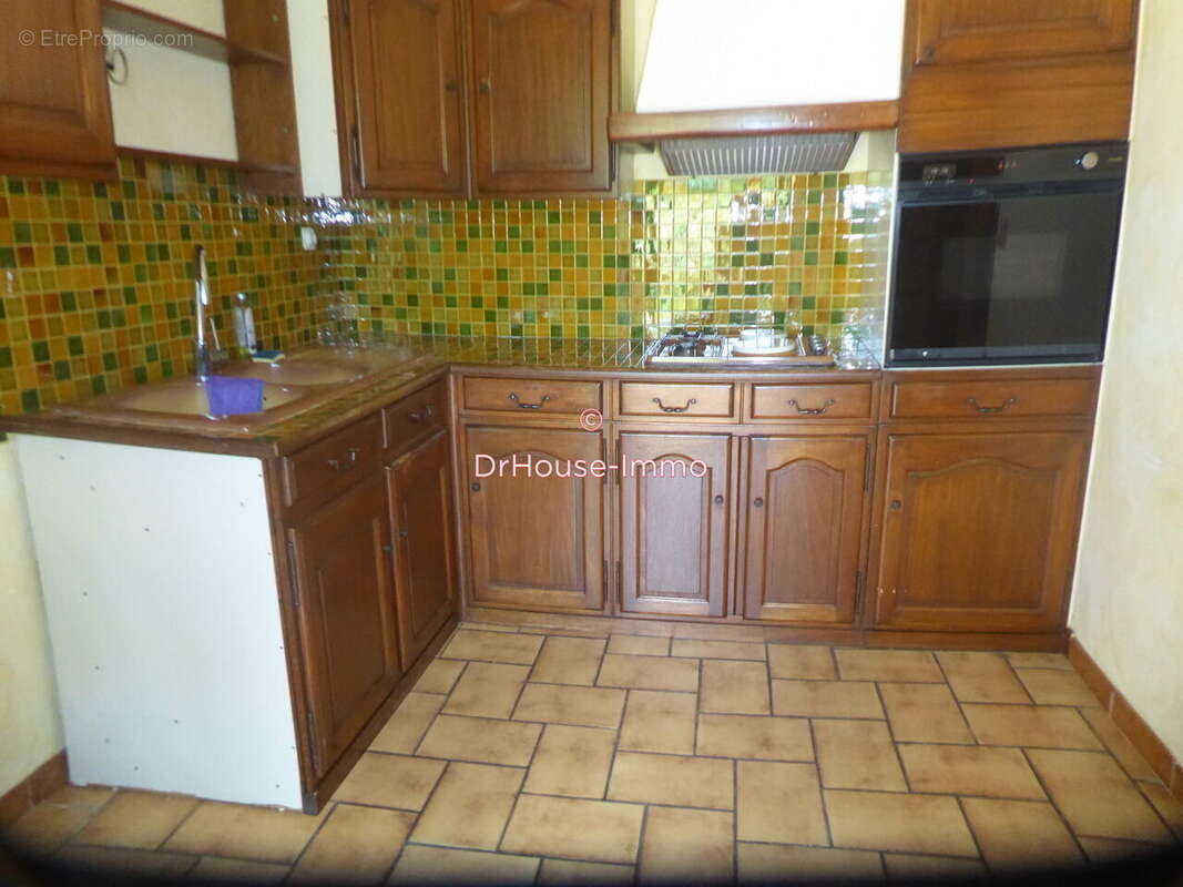 Maison 115 m² à Saint-Mitre-Les-Remparts  - photo 8