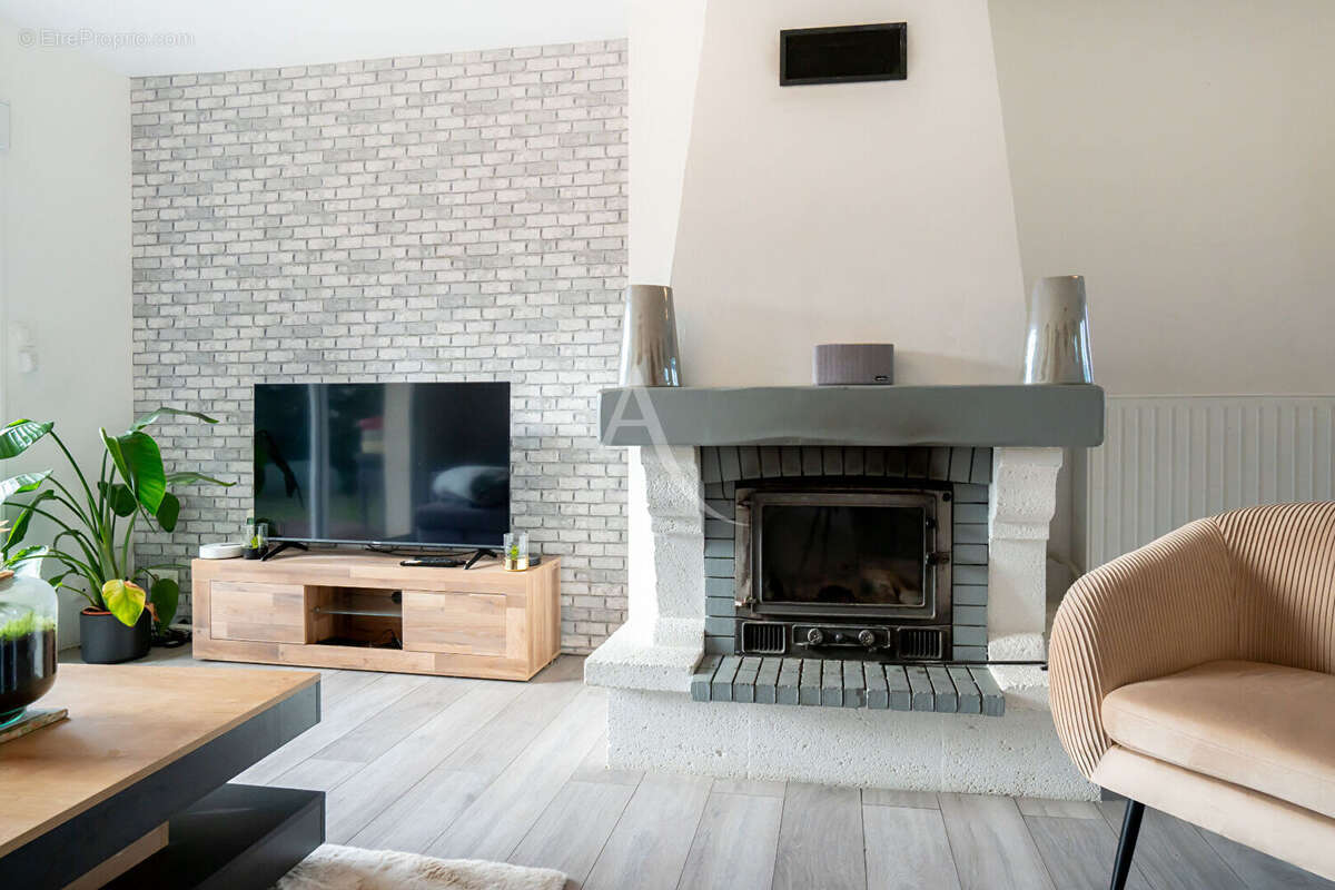 Maison à LE PUY-NOTRE-DAME