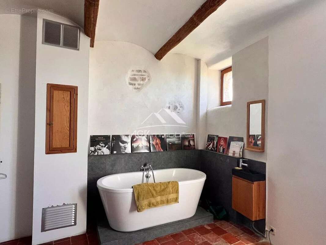 Appartement à VEZENOBRES
