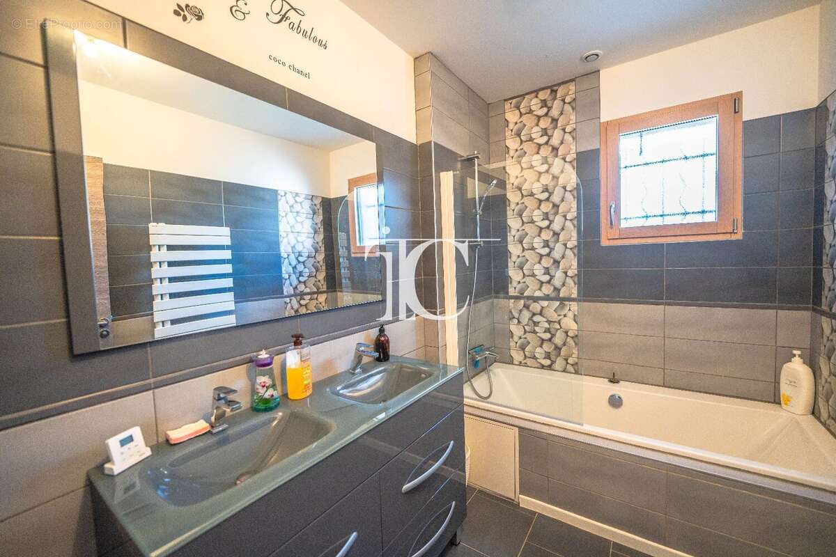 Maison à SAINT-PAUL-LE-JEUNE