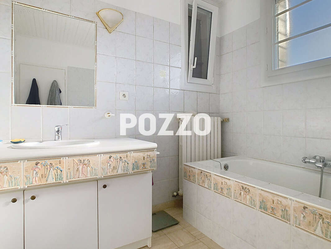 Maison - type 5 -  Geffosses - 3 chambres - dépendances - proche mer et plage - 144 m² - terrain de 2875 m² - photo 9