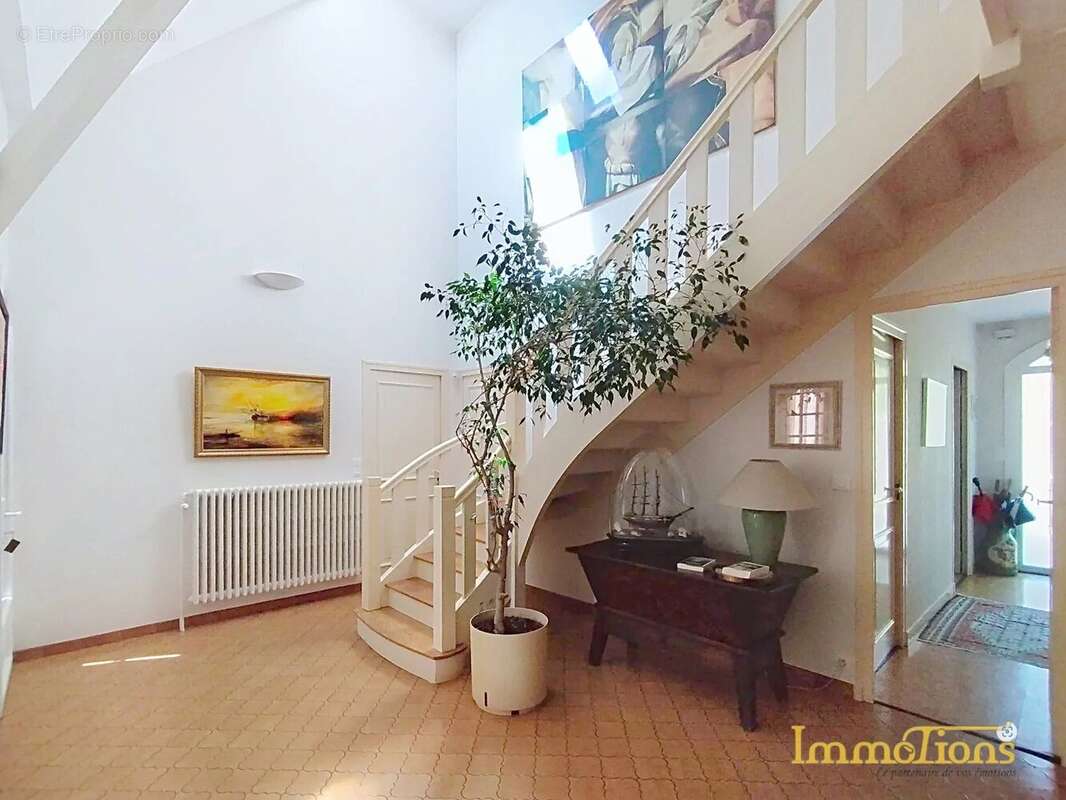 SAINT-MARCELLIN – Maison d’architecte de plus de 200 m², 6 chambres et piscine - photo 7