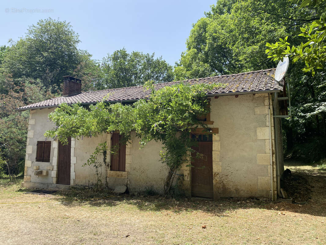 Secteur chalagnac : maison à renover terrain : 2.8 hectares - photo 2