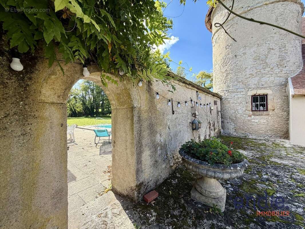 Maison à LE VEURDRE