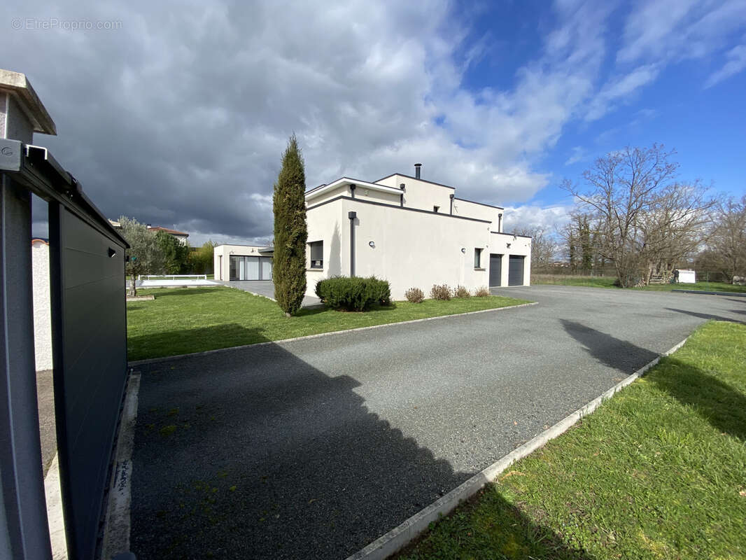 Aux portes de riorges, villa contemporaine - photo 8