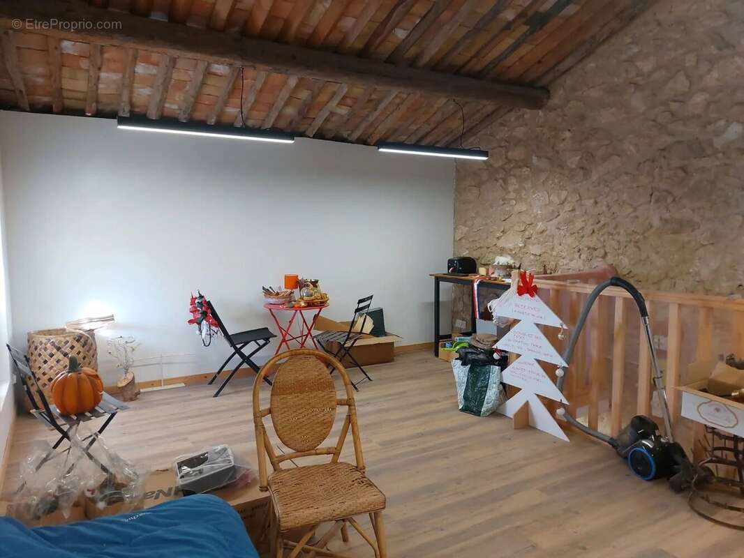 Commerce à LA ROQUE-D'ANTHERON