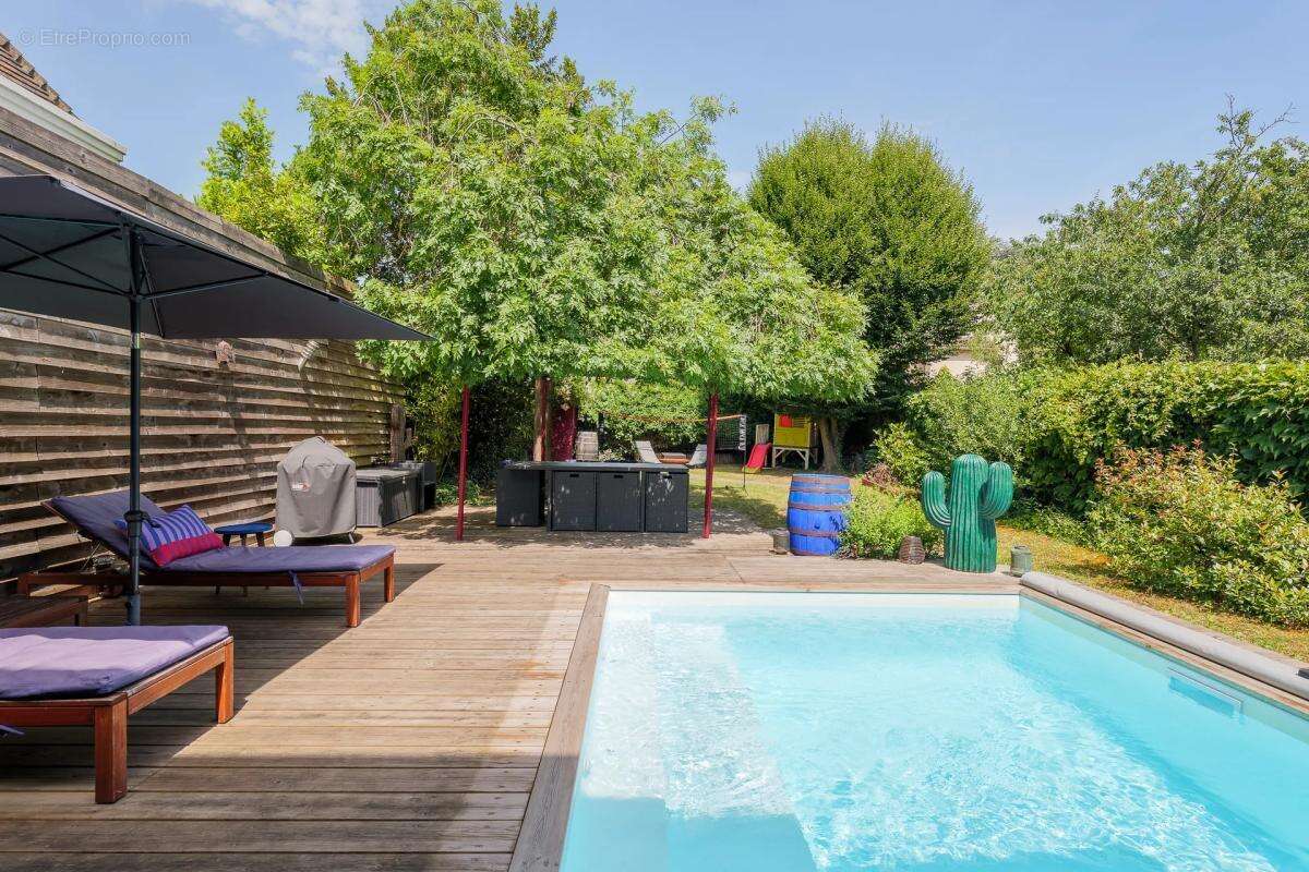 Maison 7 pièces 127 m² à Gagny avec piscine, jardin et parkings - photo 13