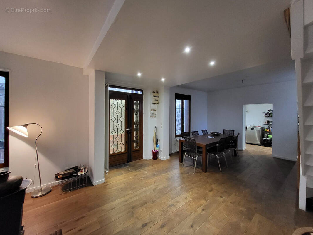 Pièce de vie - vue depuis le salon - Maison à ASNIERES-SUR-SEINE