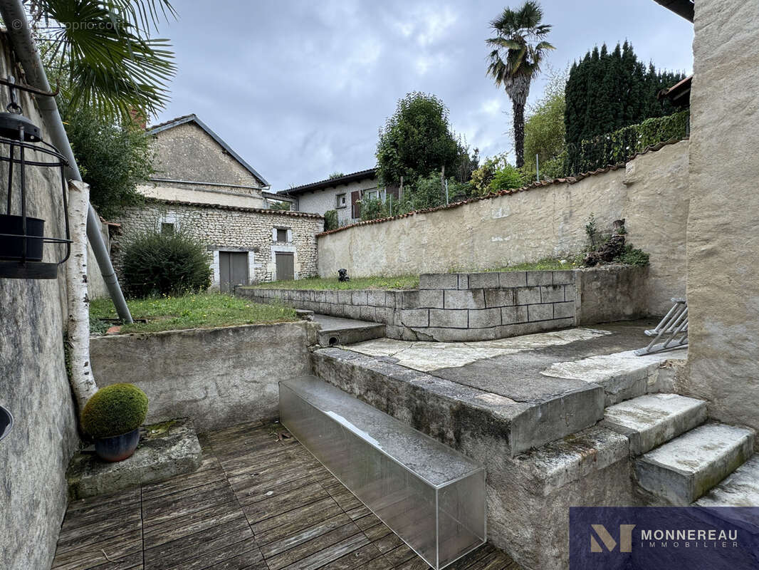 Appartement à BARBEZIEUX-SAINT-HILAIRE