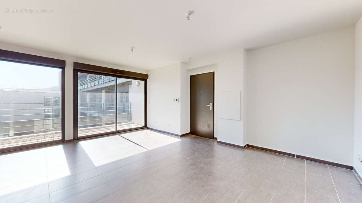 Appartement 68 m² à Marseille-8e  - photo 2