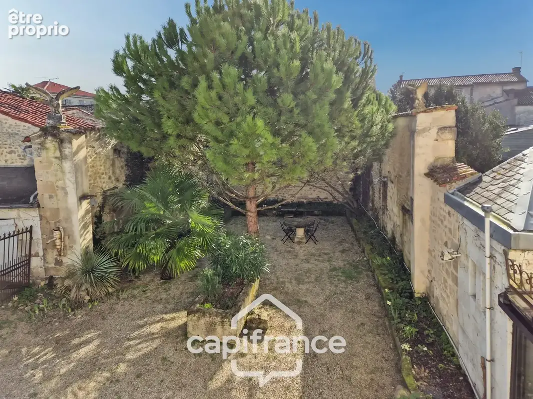 En CHARENTE MARITIME, A SAINT JEAN D'ANGELY (17), Maison de caractère à vendre 12 pièces  avec jardin, proche commerces - photo 4
