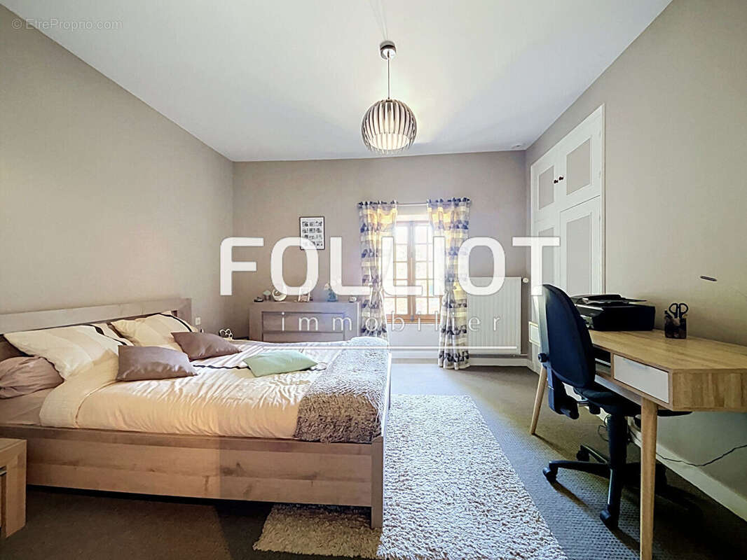 A vendre  - Maison de caractère - A vendre  -  Bourgvallees - photo 8