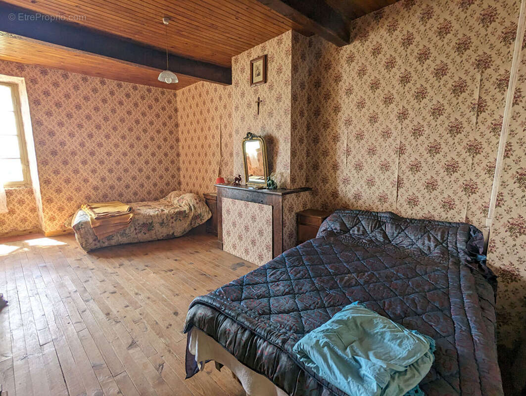 Maison à SAINT-NAZAIRE-DE-VALENTANE