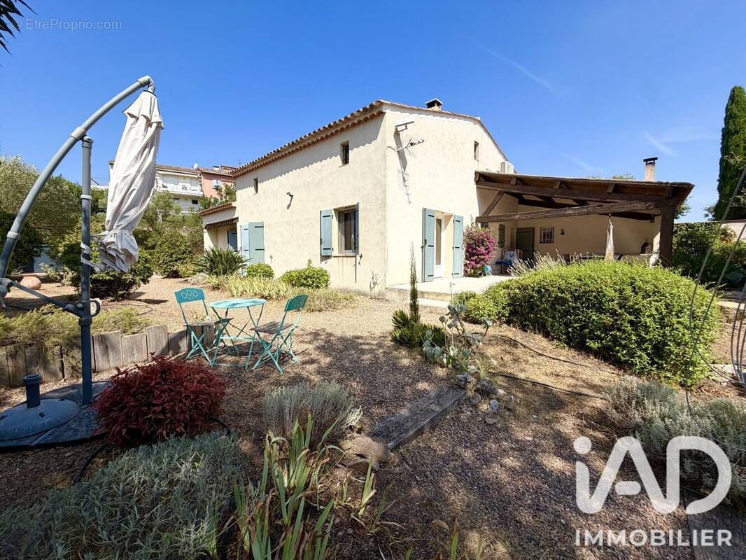 Photo 1 - Maison à ROQUEBRUNE-SUR-ARGENS