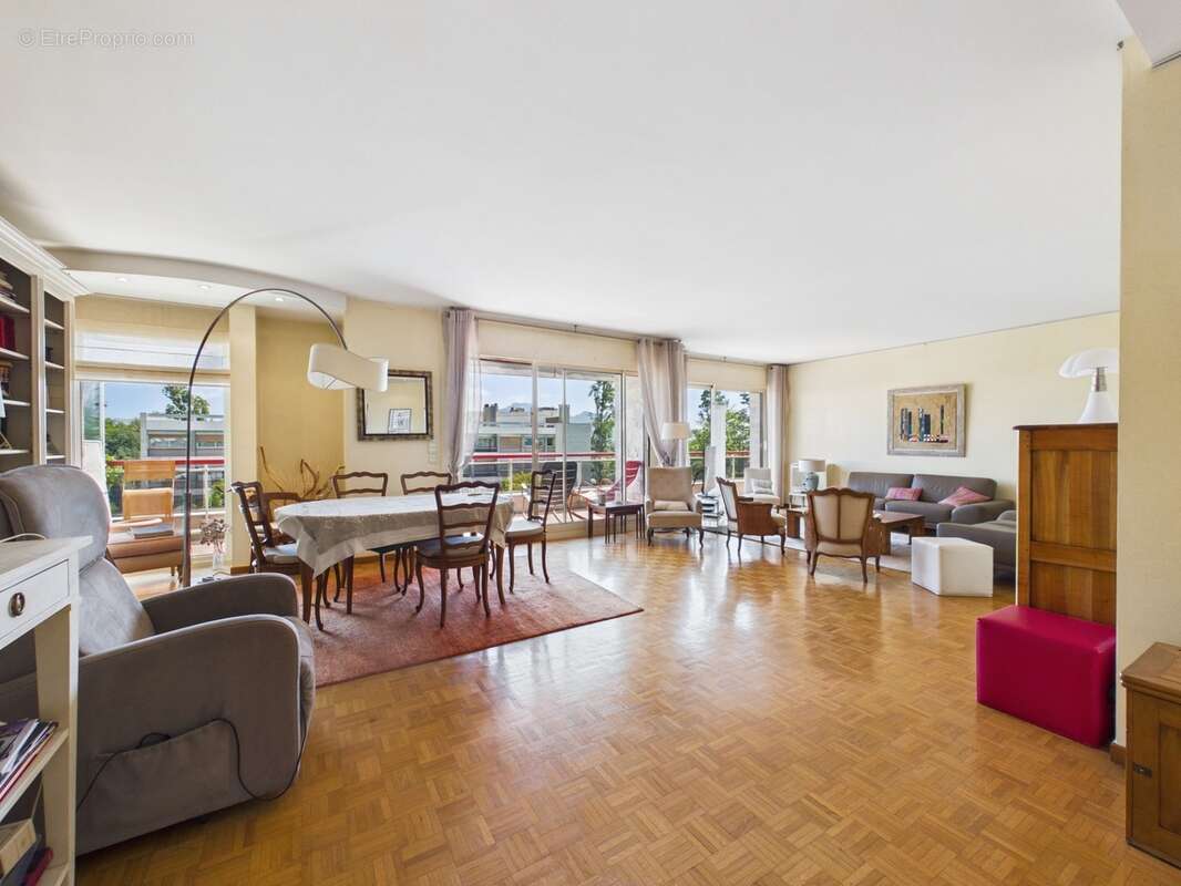 À vendre Appartement T5 de 150 m² au dernier étage avec terrasse à Saint-Giniez MARSEILLE 8E ARRONDISSEMENT - photo 3