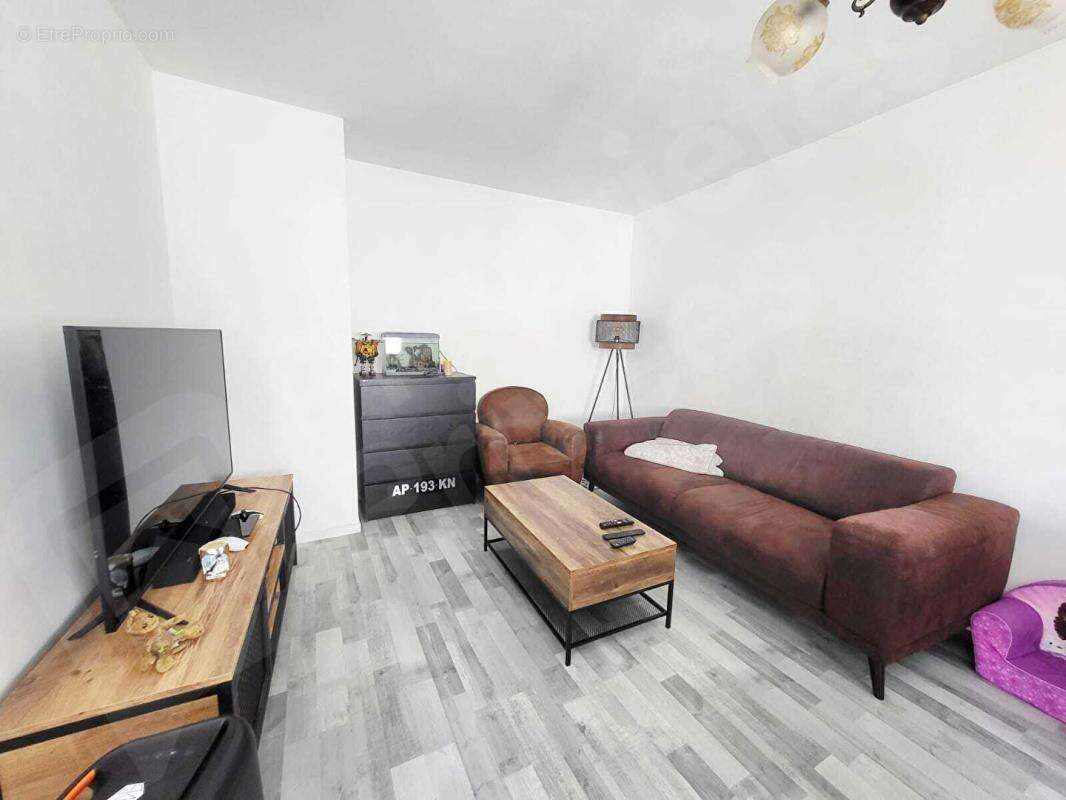Maison plan-pied, 3 pièces, double garage et cour - photo 4