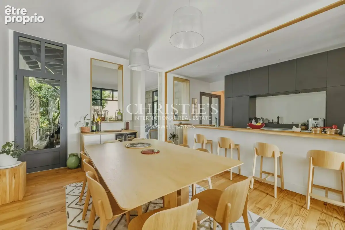 Maison de maître rénovée avec maison d'invités, piscine et garages - photo 8