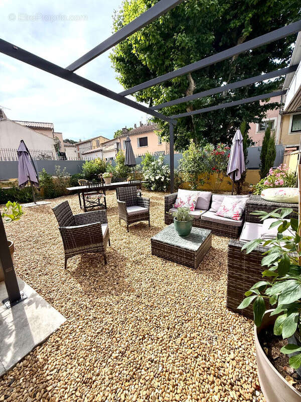 Une maison familiale où il fait bon vivre, au coeur du village de Mallemort! - photo 2