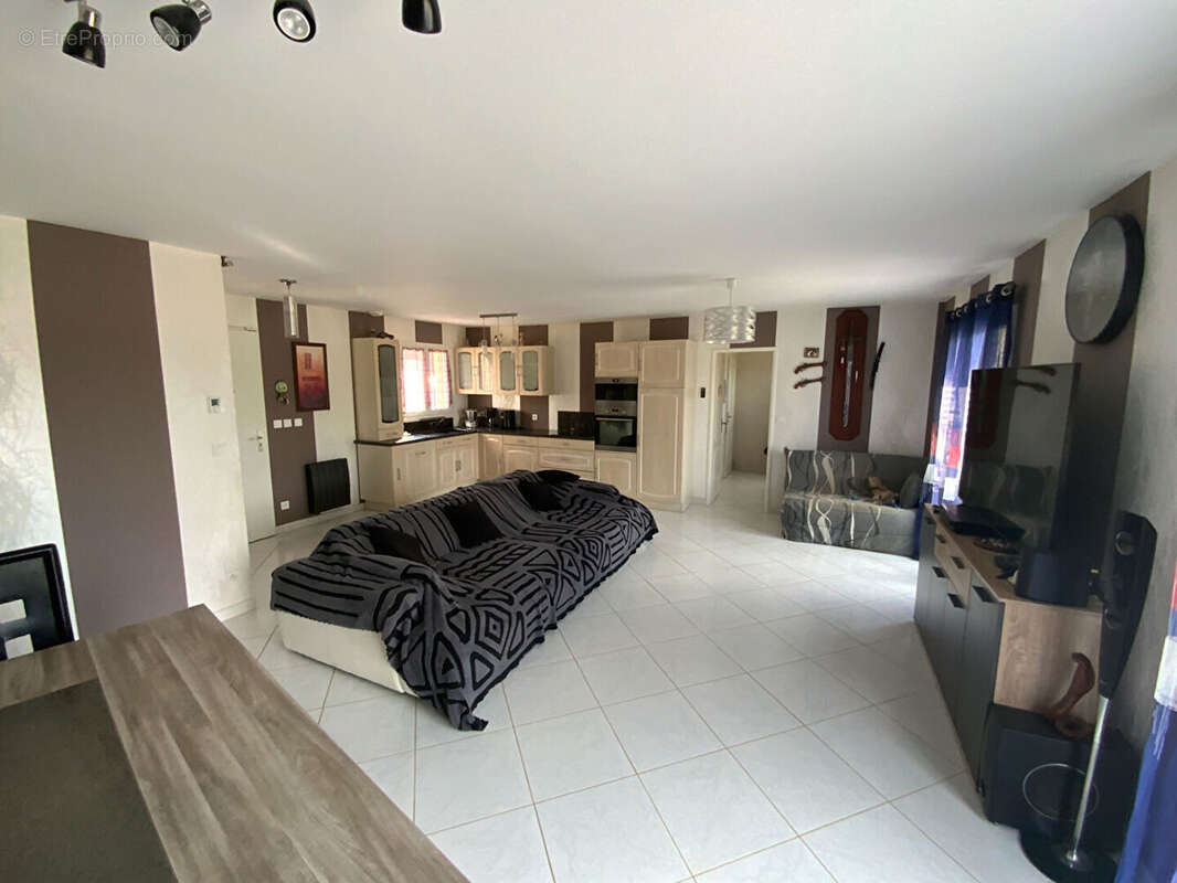 AUXY - Pavillon plain pied de 97 m² hab. (3 chambres). - photo 2