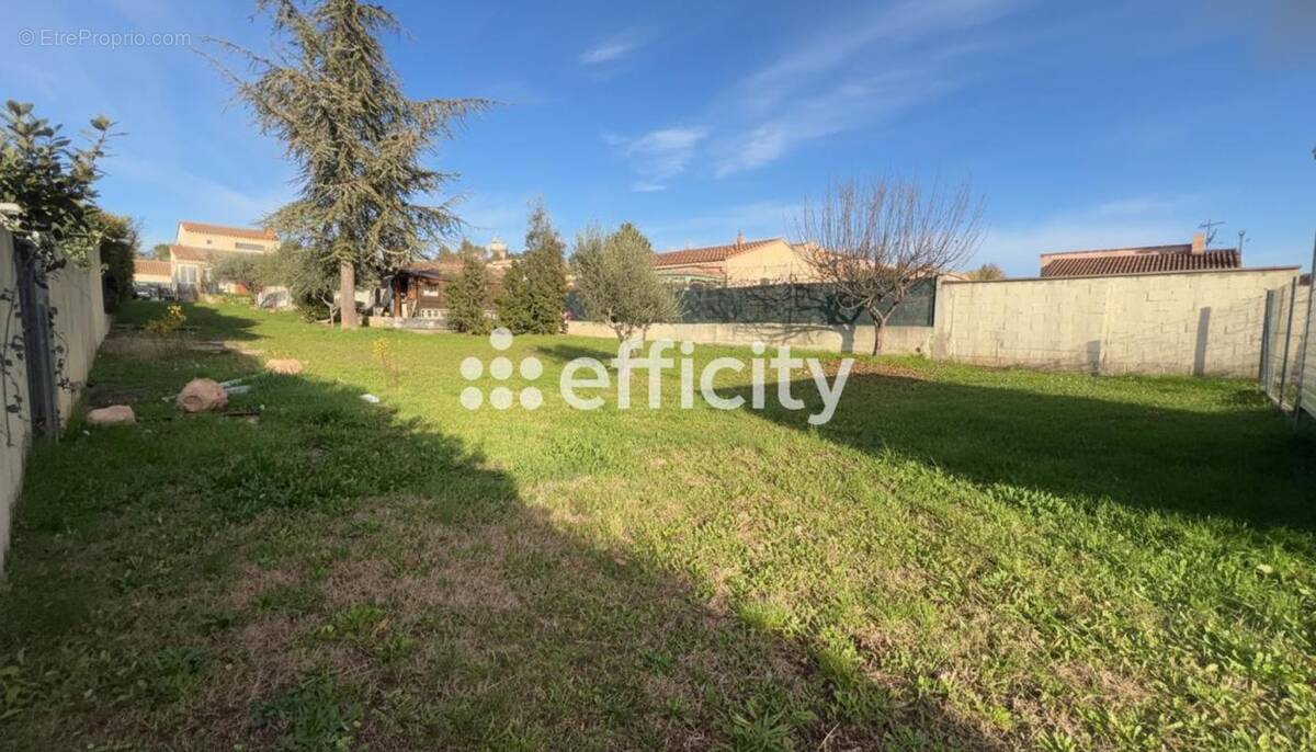 Terrain à POURRIERES