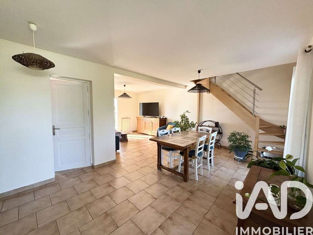 Maison 108 m² à Rivarennes  - photo 4