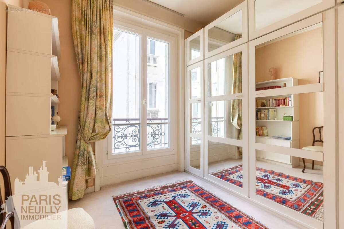 Appartement à PARIS-16E