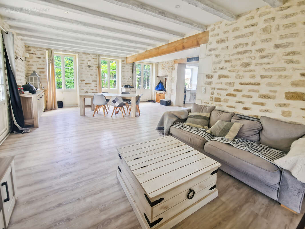 Maison à vendre 7 pièces proche de TONNAY BOUTONNE (17)- 198 m² habitables - jardin - piscine - garage - photo 2
