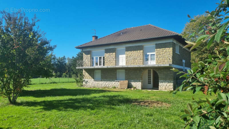 Maison à SAINT-PANTALEON-DE-LARCHE