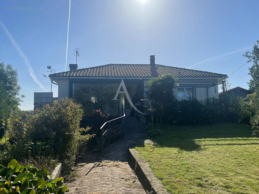 Maison à SAINT-HILAIRE-DES-LOGES