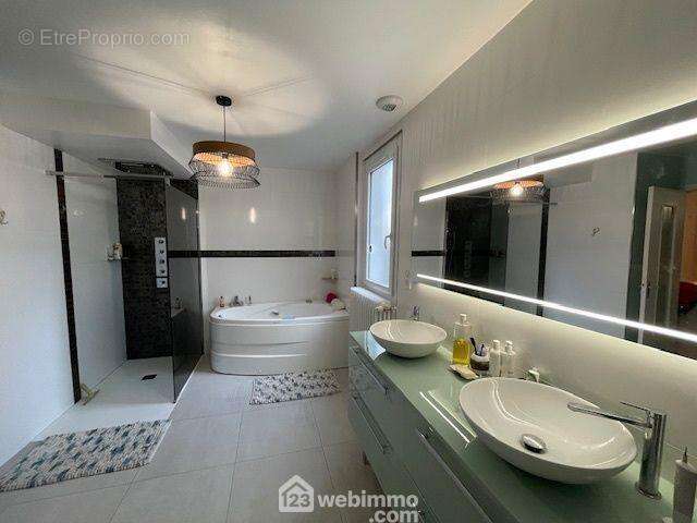 Salle d'eau étage - Maison à NOYON
