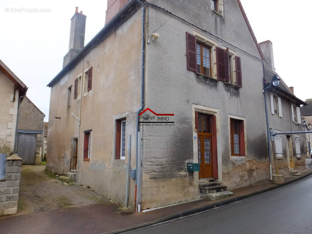 Maison à AINAY-LE-CHATEAU