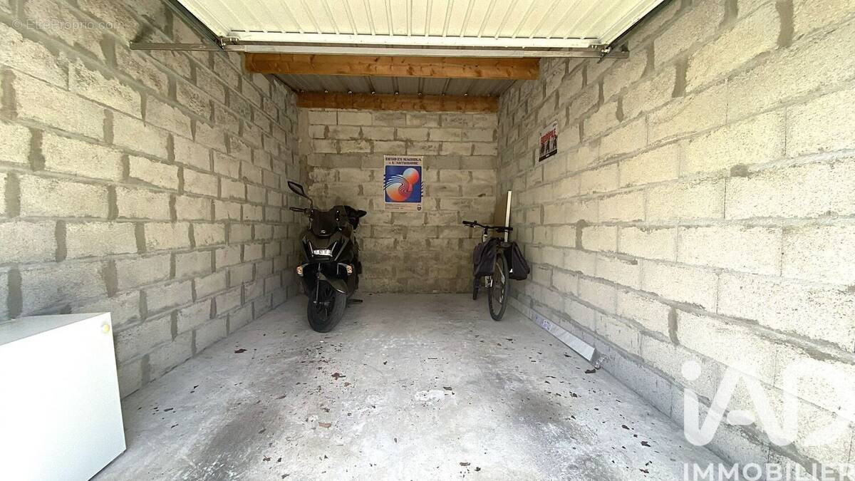 Photo 1 - Parking à MERIGNAC