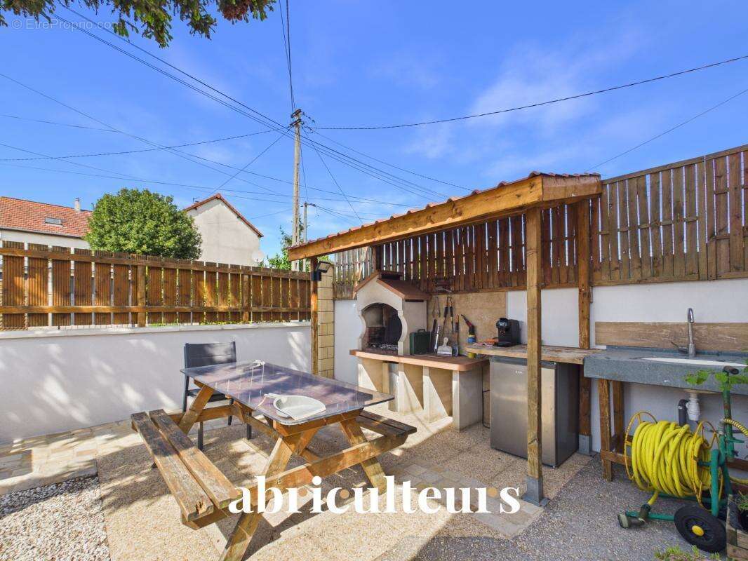 Maison avec dépendances habitables en vente à Bezons (95870) - photo 2