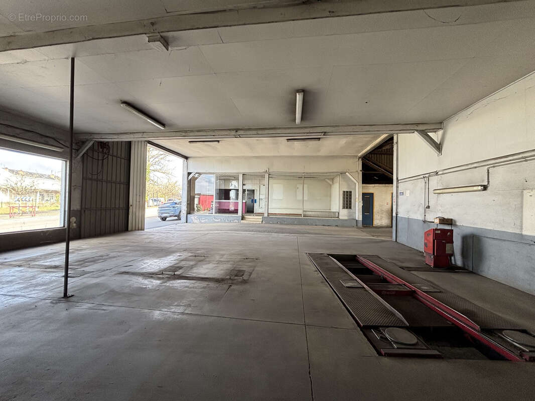 Commerce à SAINT-YRIEIX-LA-PERCHE