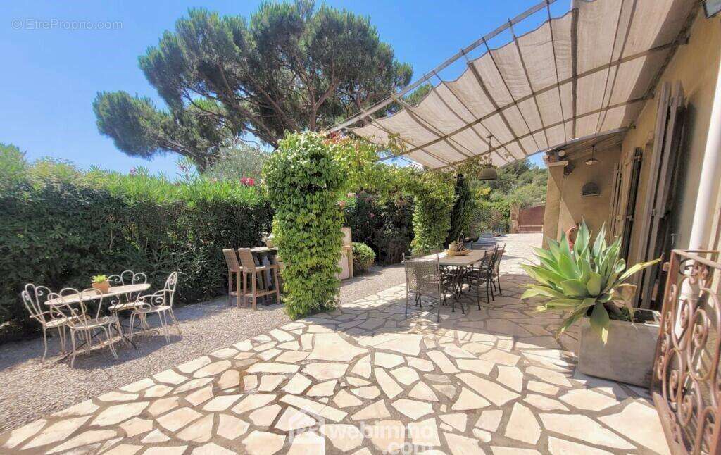 Un espace extérieur idéal pour profiter du climat et partager des moments conviviaux. - Maison à SAINTE-MAXIME