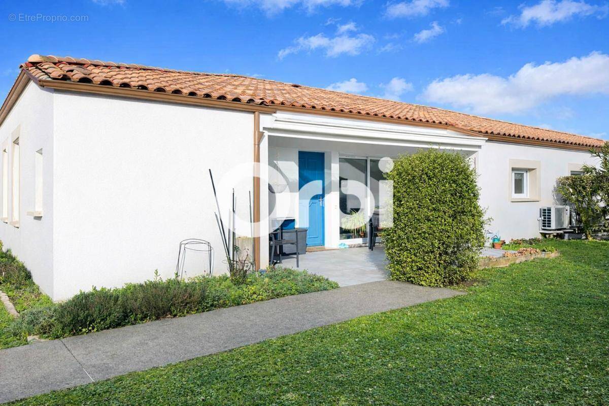 Maison à SAINT-LAURENT-DE-LA-PREE