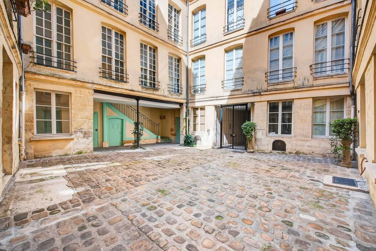Appartement à PARIS-3E
