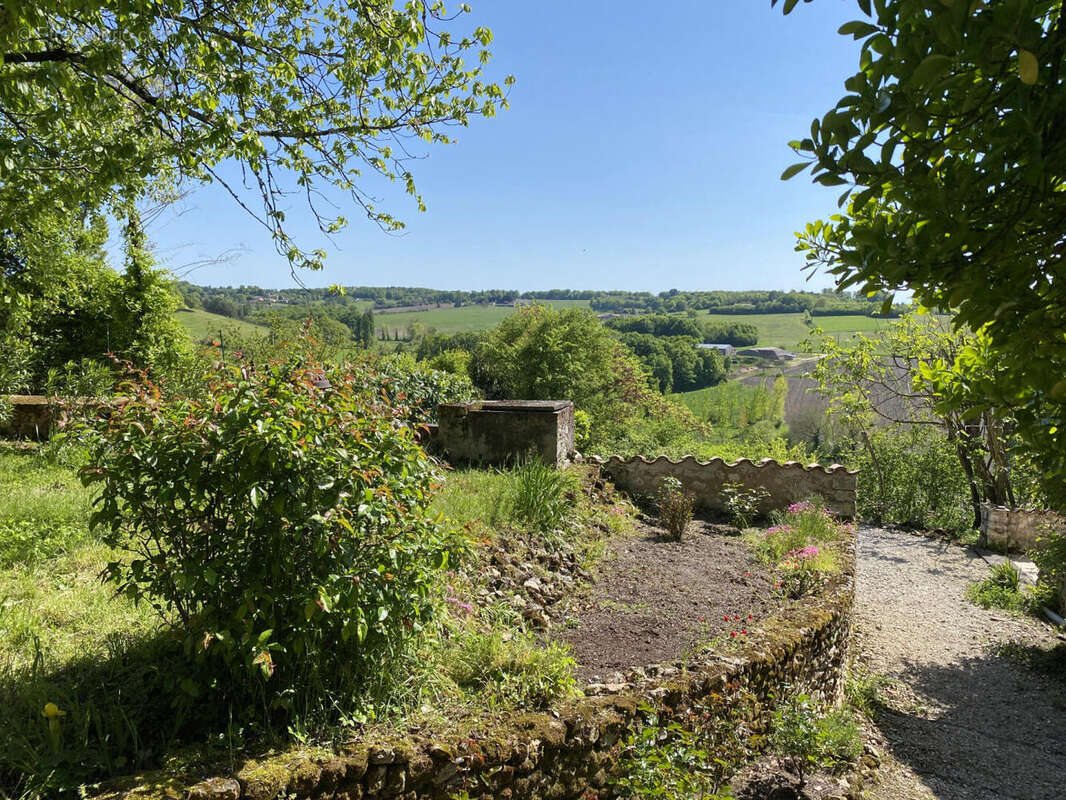 jardin et vue - Maison à MONTMOREAU-SAINT-CYBARD